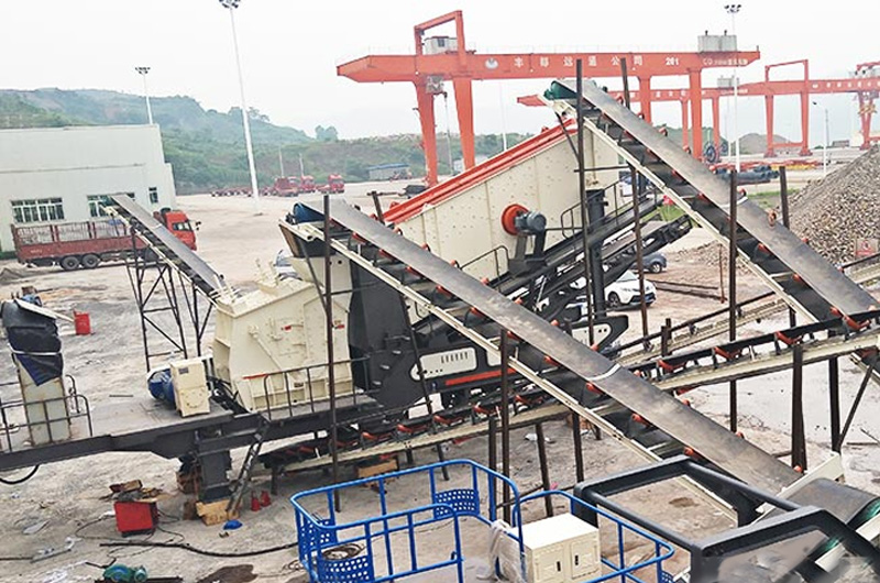 反擊式移動(dòng)破碎站施工現(xiàn)場(chǎng)